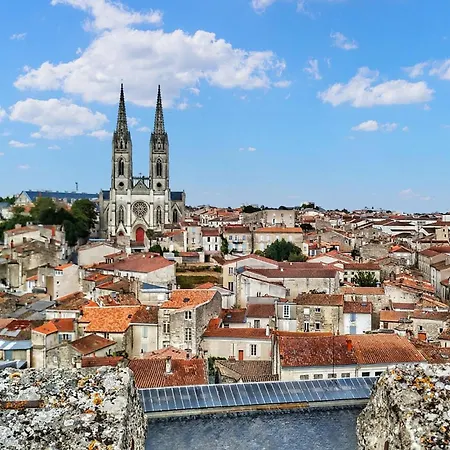 Awesome Stacaravan In Chef-Boutonne