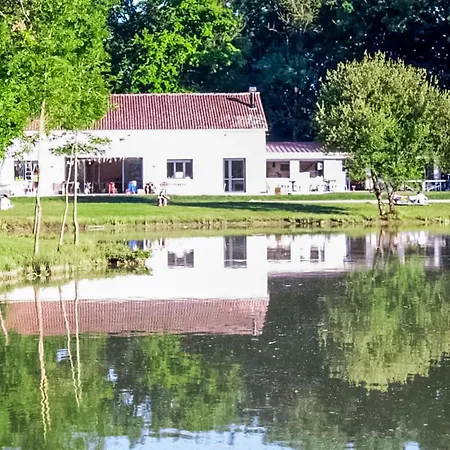 Parque de Campismo Beautiful Stacaravan In With Wifi Chef-Boutonne