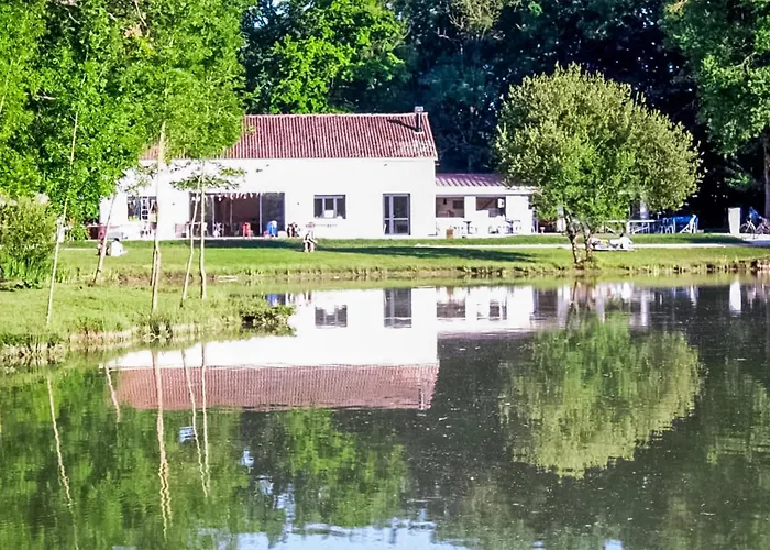 Camping Awesome Stacaravan In Chef-Boutonne
